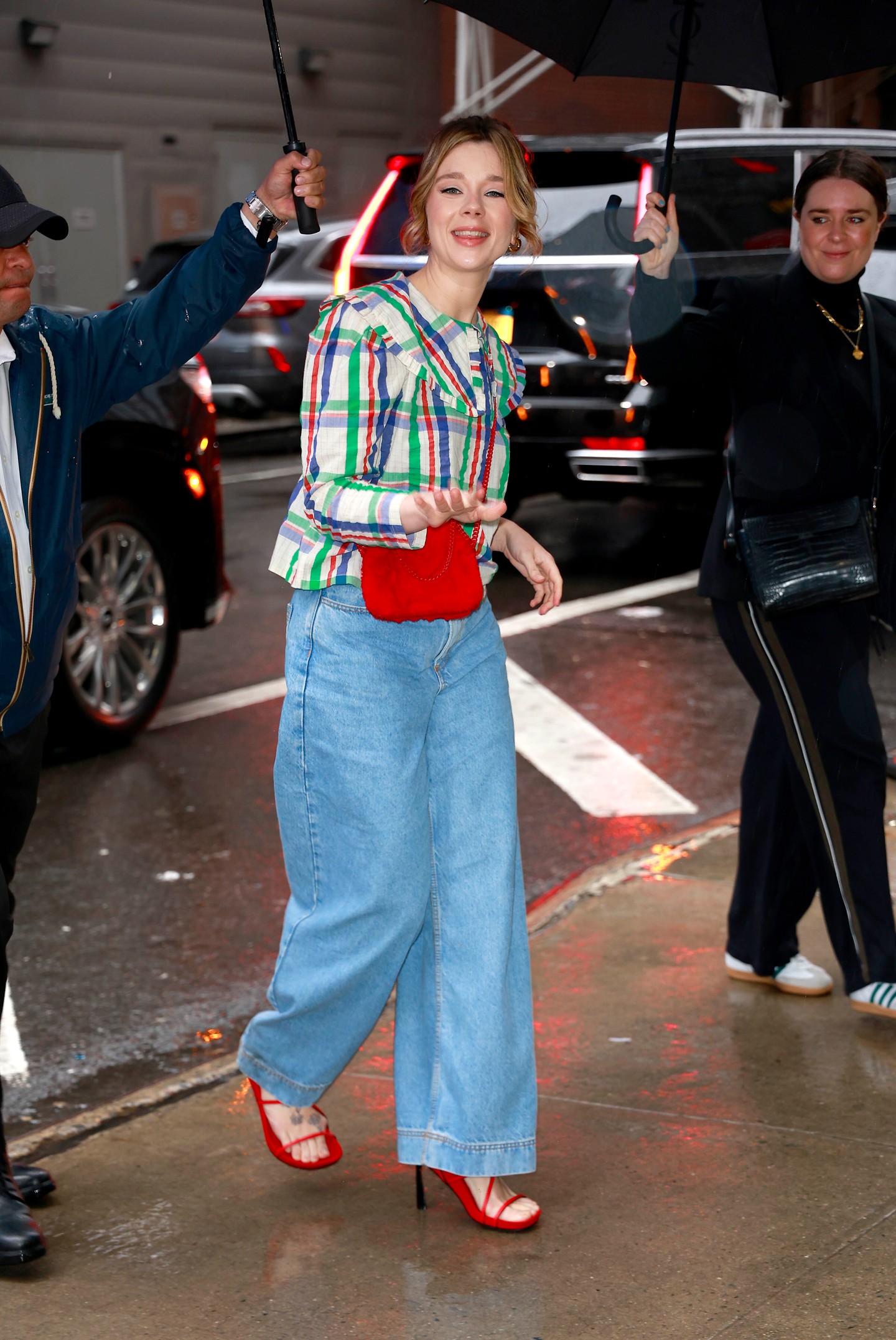 Claudia Jessie 2024. május 15-én érkezett a Good Morning America stúdiójához New Yorkban, ahol a Bridgerton új évadát promotálta. A sorozatban Eloise Bridgertont alakító színésznőt esőben kapták lencsevégre, miközben stábtagok esernyővel kísérték az épülethez. A fotón jól látszik az a közvetlen, vidám személyiség, ami a karakterét is annyira szerethetővé teszi a sorozatban.