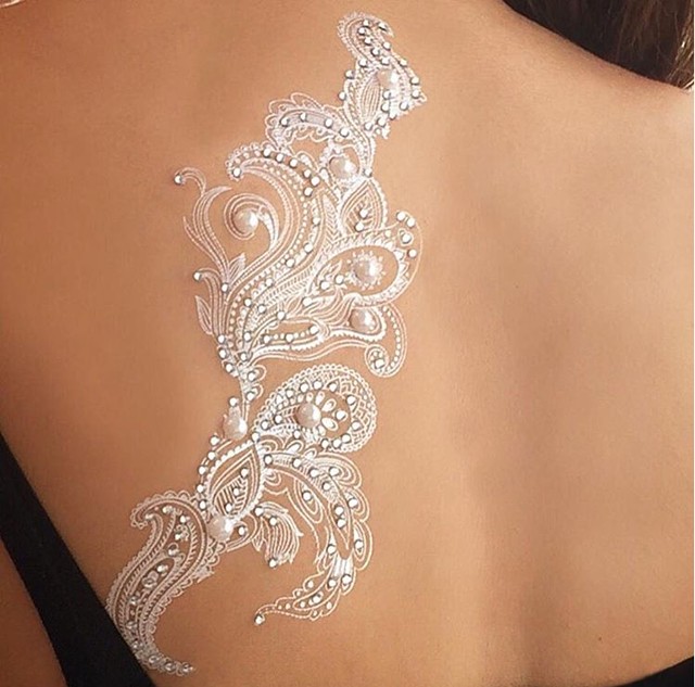 Csodaszép: Fehér tetoválás az új trend a menyasszonyok körében!