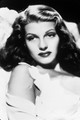 Rita Hayworth vörös tincsei a védjegyévé váltak, ezért természetesen tökéletesen karban kellett tartania őket. Rita minden hajmosás után olajat használt, majd törölközőbe csavarta a haját és hagyta az olajat hatni 15 percig. Utána meleg vízzel és citromlével öblítette le.