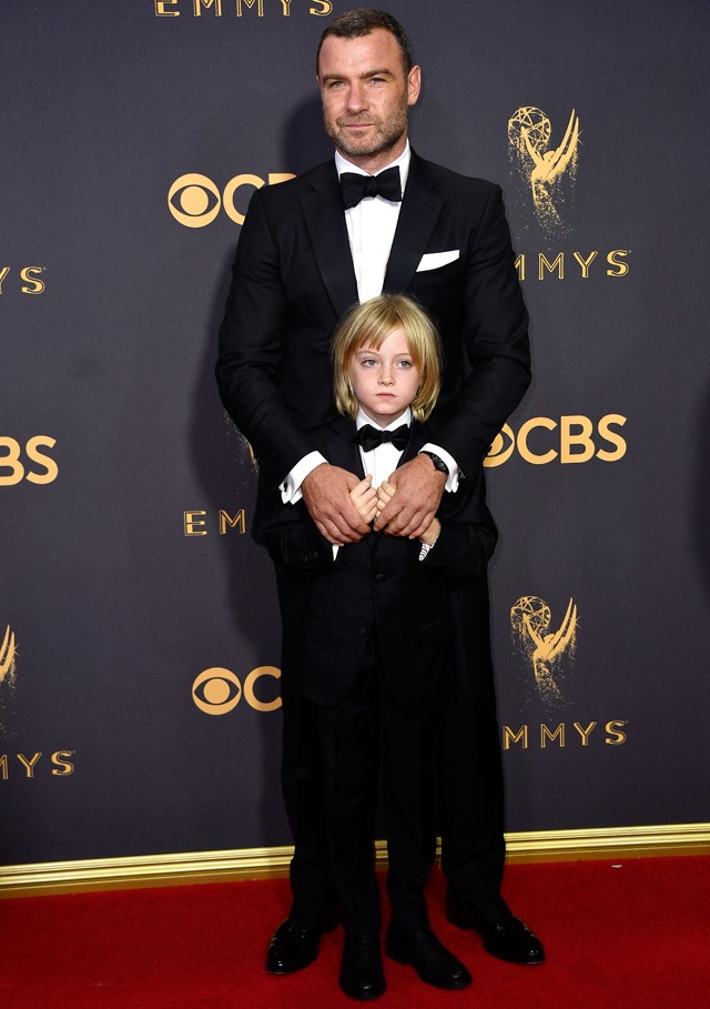 Liev Schreiber és fia, Samuel Kai az Emmy gálán