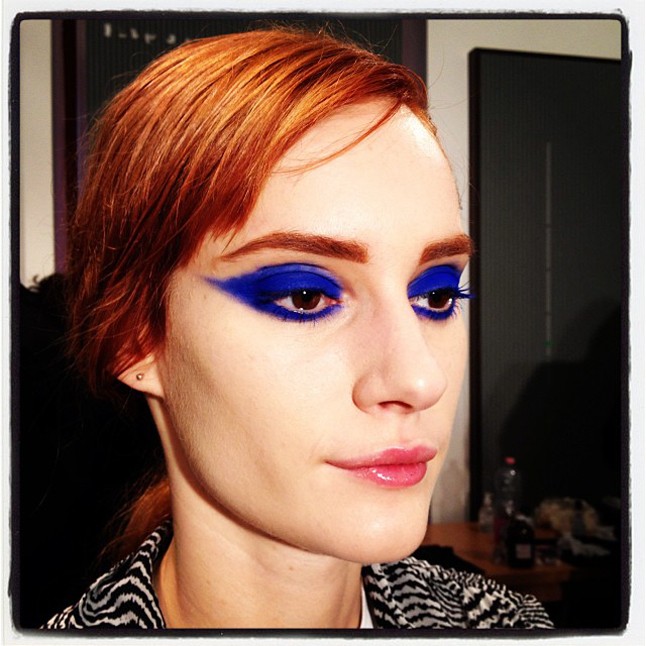 Az Icon modellje, Csilla a Szegedi Kata bemutató vagány kék sminkjében.