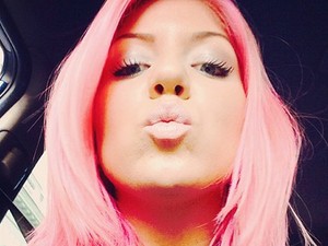 Tolvai Reni pink hajjal is szexi