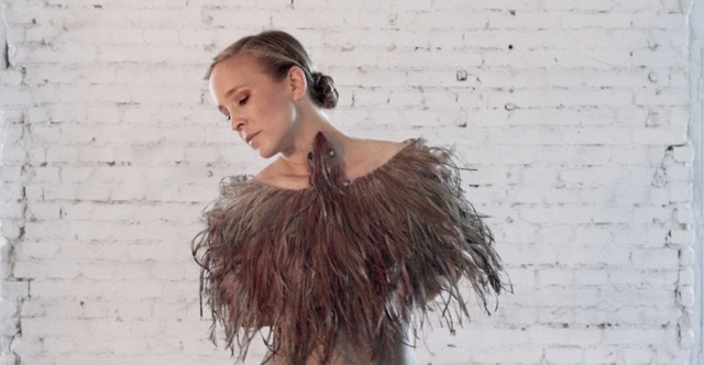 Nemcsak a dal tökéletes, de a ruhák is elképesztőek Harcsa Veronika és Gyémánt Bálint új klipjében