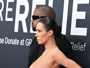 Kanye West meztelenül küldte feleségét a vörös szőnyegre, és ezzel gyakorlatilag elárulta a női nemet