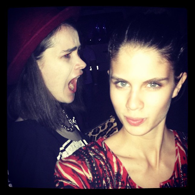 Nagy Réka és Pillmann Lívia modelljeink épp bulizni indulnak.