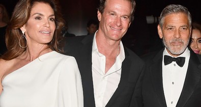 George Clooney és Rande Gerber pilótának, míg Cindy Crawford légiutas-kísérőnek öltözött Halloweenkor