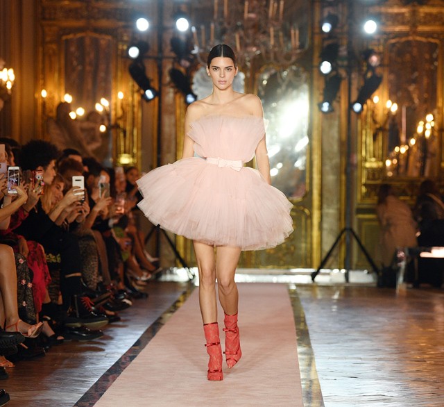 Kendall Jenner álomszép a H&M sztárkollekciójának darabjaiban