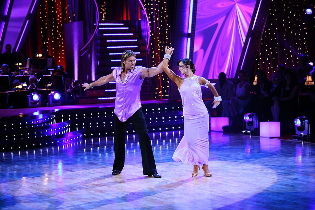 Miley Cyrus édesapja, Billy Ray Cyrus 2007-ben, a műsor 4. évadában versenyzett. A partnere Karina Smirnoff volt, és a középmezőnyben, az ötödik helyen végeztek.