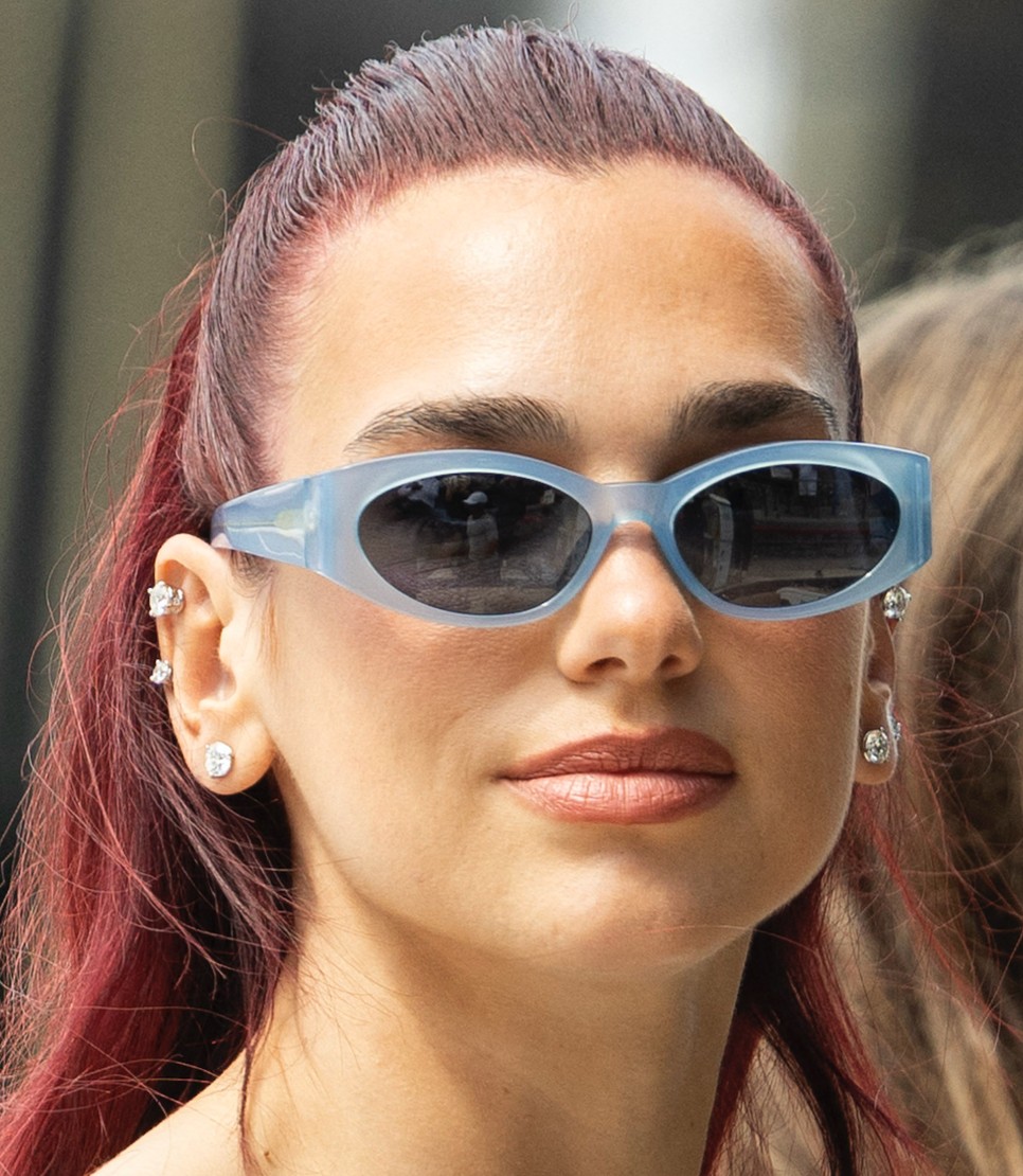 Bár a köves fülbevalók biztonságosnak és visszafogottnak tűnnek, de még az olyan merész stílusú előadok is rajonganak értük, mint Dua Lipa