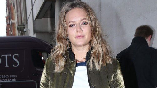 Egy szál ciciben lépett a színpadra a szőke popsztár