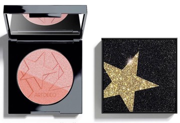 *Itt a te időd, hogy ragyogj!*Sziporkázó csillogás az ajkakon, a szemeken és a bőrön. A több bizony több a most következő ünnepi szezonban. Az ARTDECO karácsonyi kollekciója metálos és csillogó elemek puha, krémes és púderes textúrával találkozva biztosítják a ragyogást. A színkombinációban minden megtalálható a csillogó ezüsttől az intenzív piroson és málnás rózsaszínen át a ragyogó arany és bronzbarna árnyalatokig., csillogj és mindenkit lenyűgözz magad körül. Ha minket kérdezel, ez a ragyogó pirosító teljesen levett minket a lábunkról! Te mit próbálsz ki a sok szépség közül?Blush Couture kéttónusú pirosító ARTDECO 8690 FtItt keresd: Müller, kijelölt Douglas Parfümériák és www.lovebrands.hu