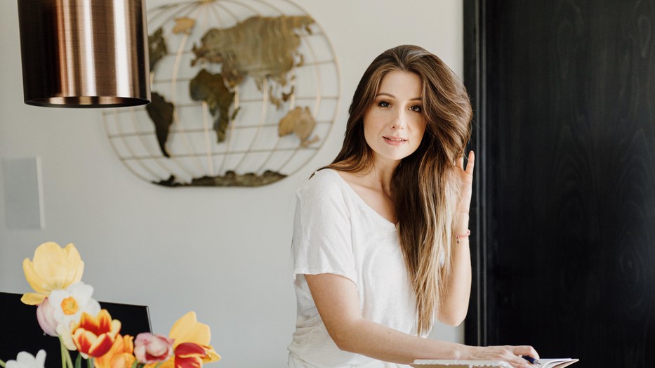 Kukkants be Miták Berni, a GLAMOUR első nagykövetének, gardróbjába!