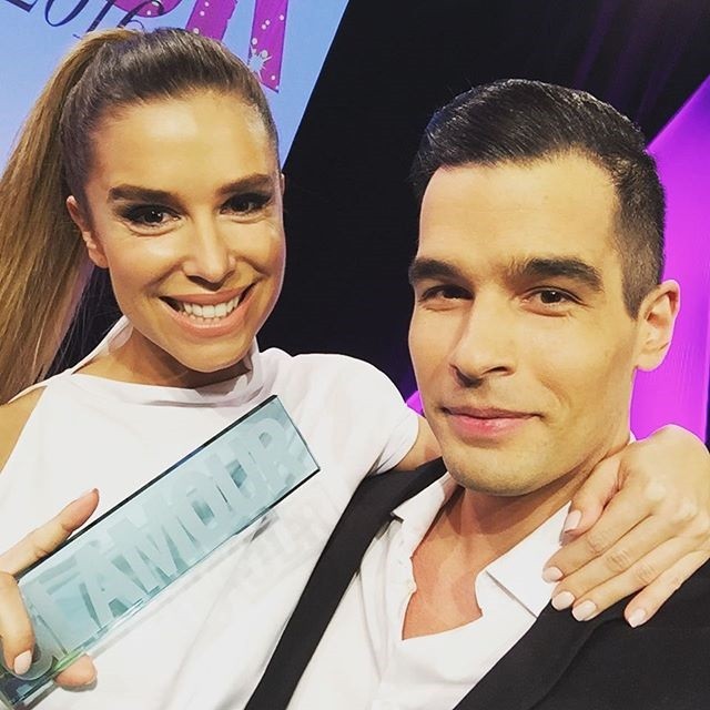 Dukai Regina első szelfije mint Az év közösségimédia-sztárja még a színpadon készült a díjátadó Lakatos Levente íróval