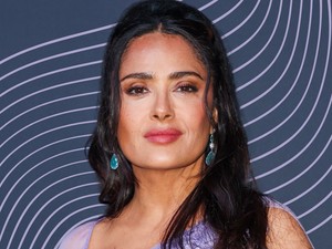 Így néz ki egy 57 éves nő természetes haja, köszönjük, Salma Hayek!