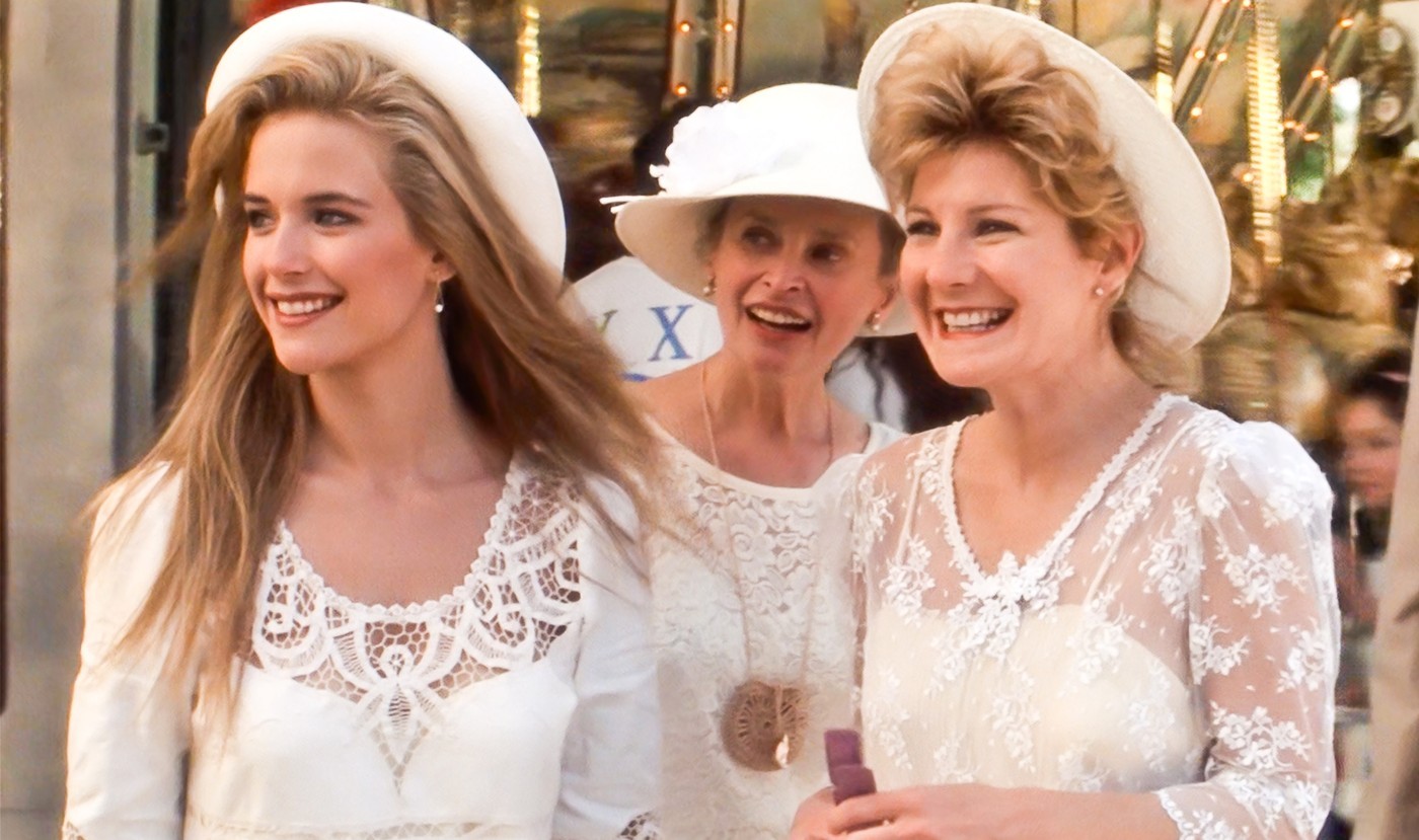 Bonnie Bartlett Kelly Preston és Chloe Webb társaságában az Ikrek című filmben. (1988)