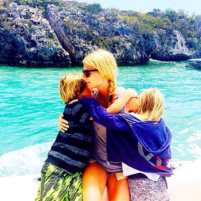 Ó azok a szép emlékek! Három héttel válásának bejelentése után rakta ki ezt a nyaralásról készült családi fotót a Gwyneth Paltrow. 