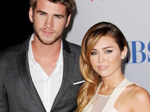 Nézd Miley Cyrus és Liam Hemsworth hogy énekelnek együtt