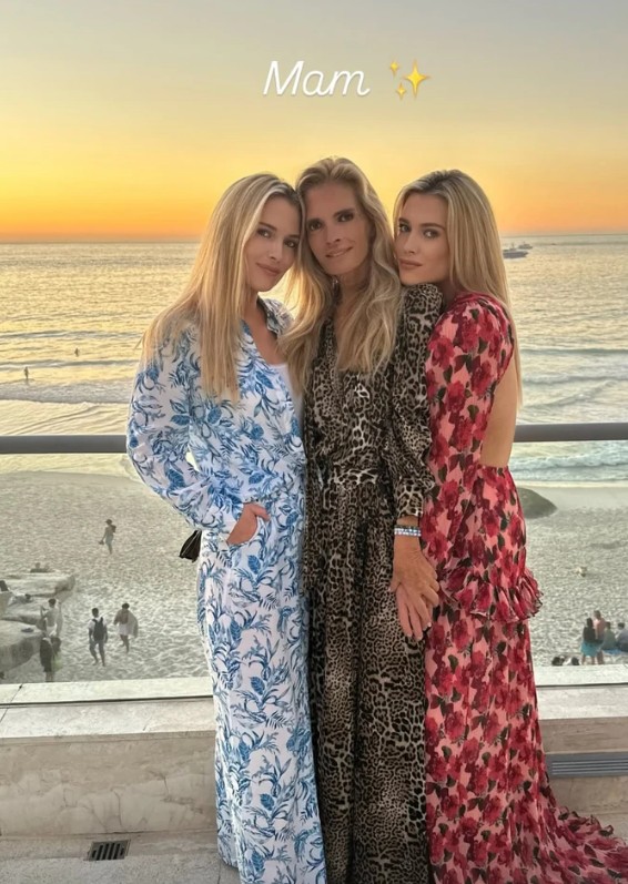 Lady Amelia és Lady Eliza Spencer édesanyjukkal, Victoria Aitken-nel