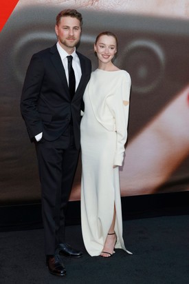 Phoebe Dynevor (Daphne Bridgerton) szerelme - pontosabban vőlegénye - Cameron Fuller színész és producer. A pár 2023-ban kezdett randizgatni, majd 2024 tavaszán jelentették be az eljegyzésüket. 