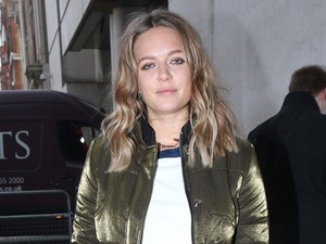 Egy szál ciciben lépett a színpadra a szőke popsztár