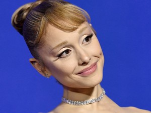 Ariana Grande vörösre váltott: új külsejét imádják a rajongók