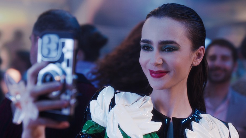 Lily Collins gardróbja nem egyezik az Emily Párizsban jelmeztárával