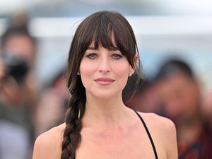 Dakota Johnson a legmagasabb szintre emelte a meztelenruha fogalmát: ezt csinálja utána bárki!