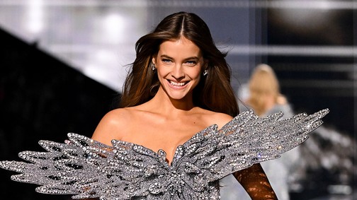 10 retinába égő fotó, ahogy Palvin Barbara felperzseli a 2025-ös Victoria's Secret kifutóját