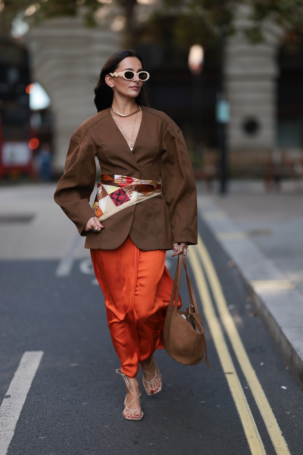 Hogy mit tanított nekünk a londoni divathét? Például azt, hogy a kedvenc kendőd övként is tökéletesen működik