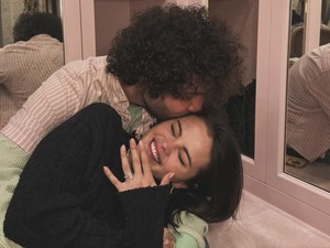 Összehasonlították Selena Gomez és Hailey Bieber eljegyzési gyűrűjét - az egyik négyszer annyiba került, mint a másik