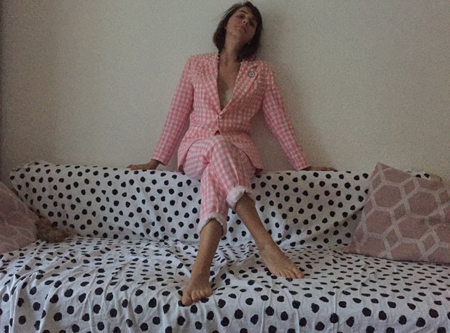 Eke Angéla ma bemutatja kedvenc szettjét, amit smink nélkül visel