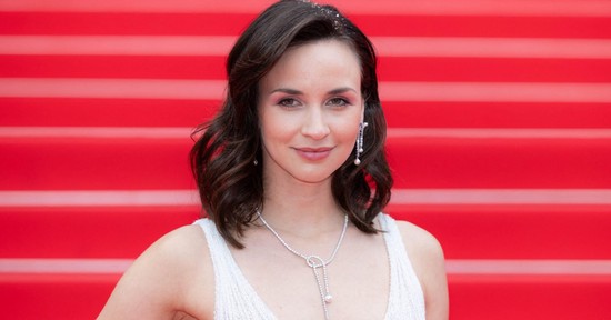 8 fotó, amin Törőcsik Franciska világsztárokat megszégyenítő ruhában tündököl  a vörös szőnyegen