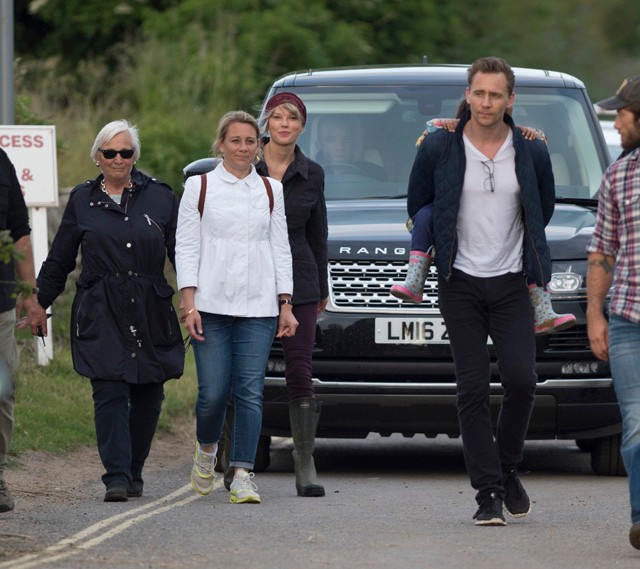 taylor swift, tom hiddleston, sztárpár, kapcsolat, szerelem, szülők bemutatása