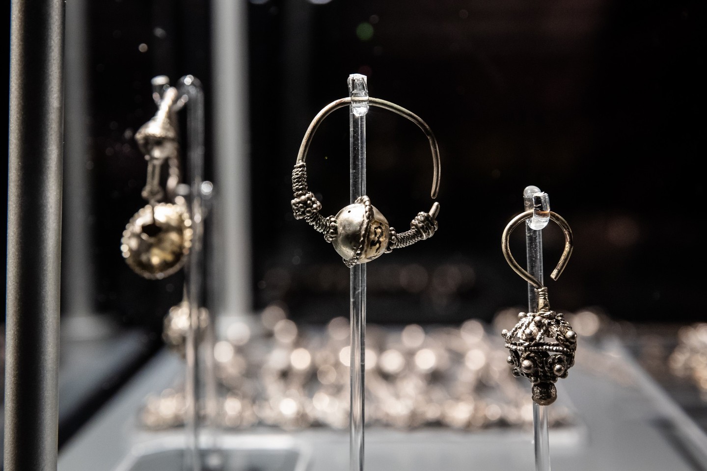 A Ragyogj! című ékszerkiállítás egy darabja a Magyar Nemzeti Múzeumban nyílt tárlaton