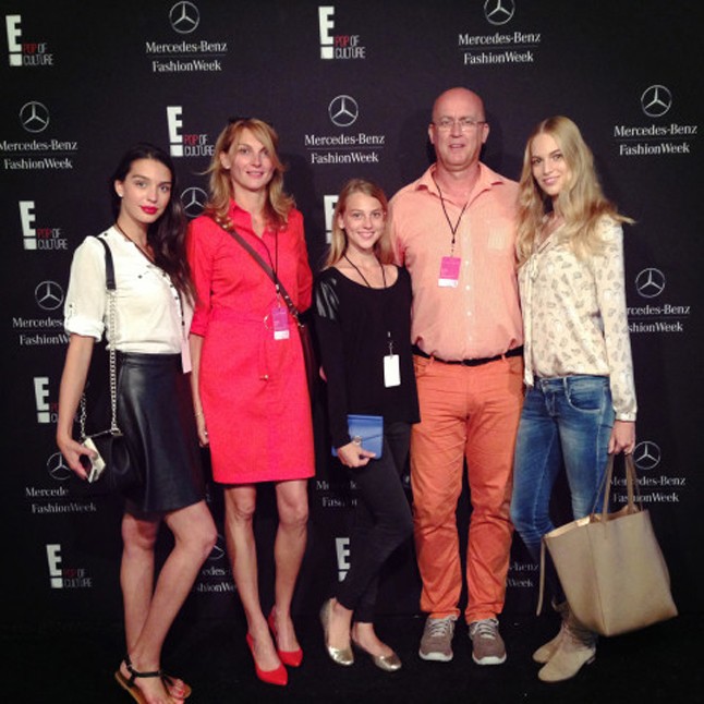 Vanessa családjával az Anna Sui backstage-jében. Vanessa nagyon örült, hogy a családja láthatta munka közben. Végignézték a show-t és a backstage-be is bementek. Így jobban megértették, miből is áll a munkája. Természetesen imádták. 