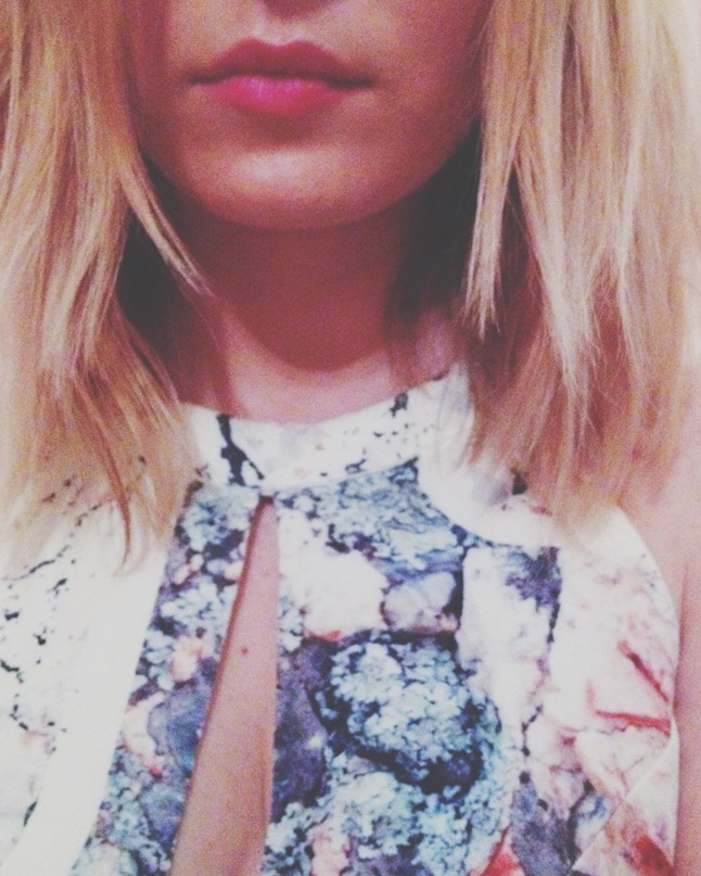 Nagy-György Bori online szerkesztő A legjobb divattervező kategória jelöltjének, Tóth Melindának (Daige) egyik szuper szexi ruhájában volt.