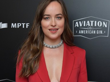 Dakota Johnson a legtökéletesebb karácsonyi ruhában adott interjút