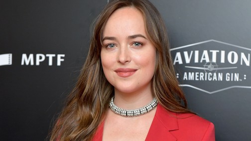 Dakota Johnson nagyibugyiban szomorkodik