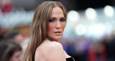 Jennifer Lopez felszabadította a melleit, istennőként tündökölt a vörös szőnyegen a világsztár