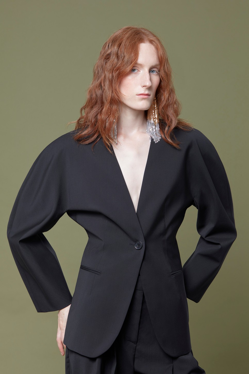 Blézer és nadrág COS 67 000 Ft, 47 000 Ft Fülbevaló RABANNE X H&M 20 995 Ft