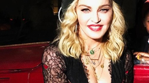 Madonna felismerhetetlen ebben a kendőben... mintha saját maga nagymamája lenne!