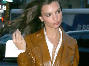 Emily Ratajkowski megmutatja, milyen az ősz legmenőbb kabátja