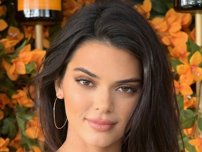 Kendall Jenner nagyon bájos ruhában