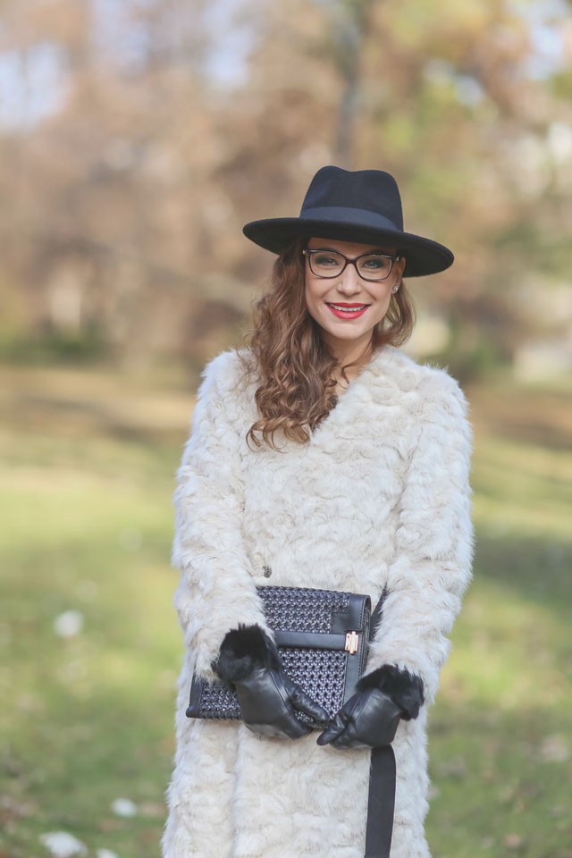 Pataki Szilvi valódi szőrme nélkül is dögös