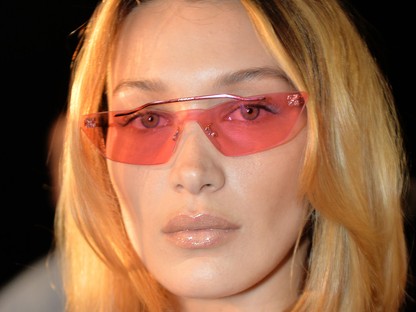 Bella Hadid gót hercegnő az új hajszínével