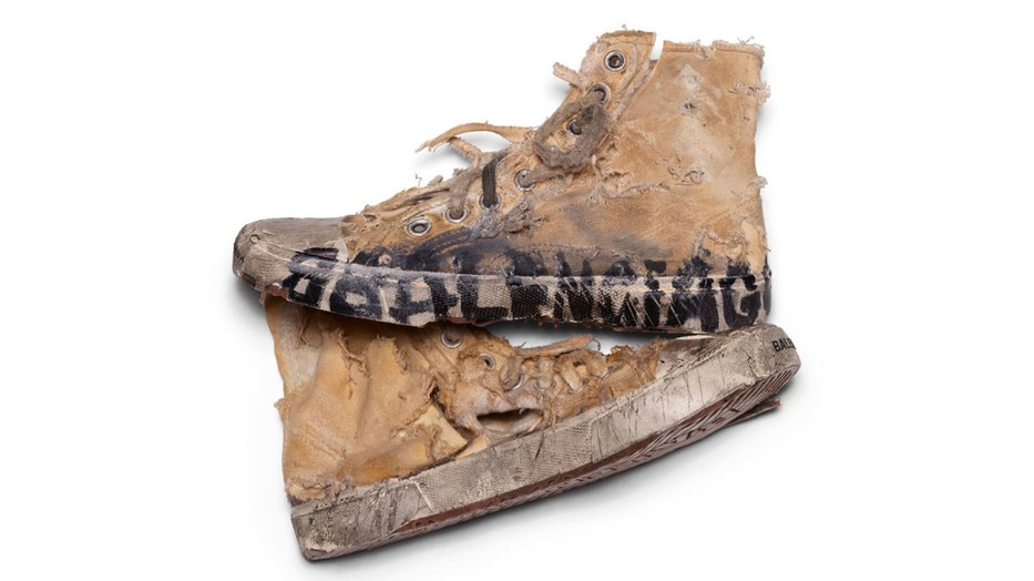  A Balenciaga Paris cipőkollekciójának teljesen szétroncsolt darabja