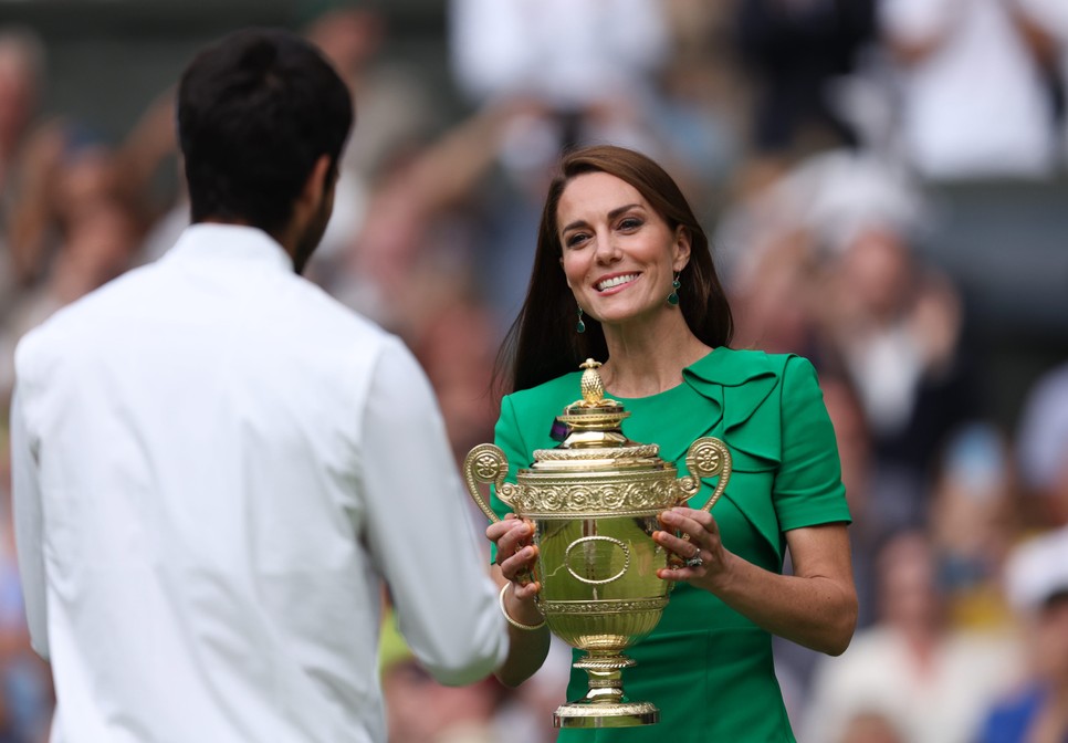 Wimbledon fővédnökeként Katalin hercegné számos trófeát is átadott már a győzteseknek