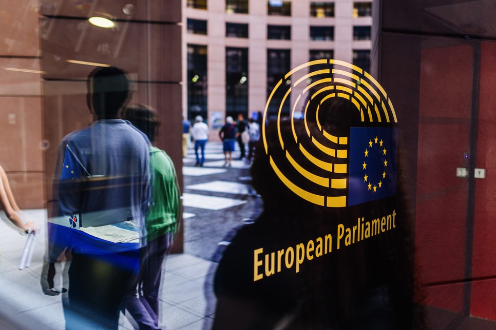 Az Európai Parlament strasbourgi épülete kívülről monumentális, belülről átlátható kialakítású, amely az Európai Unió nyitottságát és demokratikus működését jelképezi