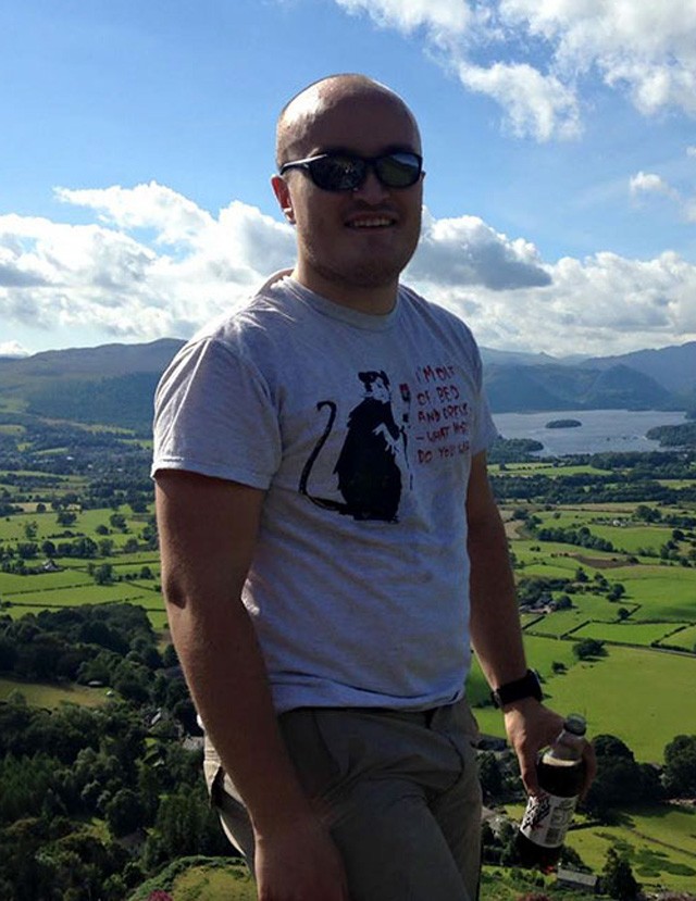 Ő Chris, aki imádja megtréfálni barátnőjét. 