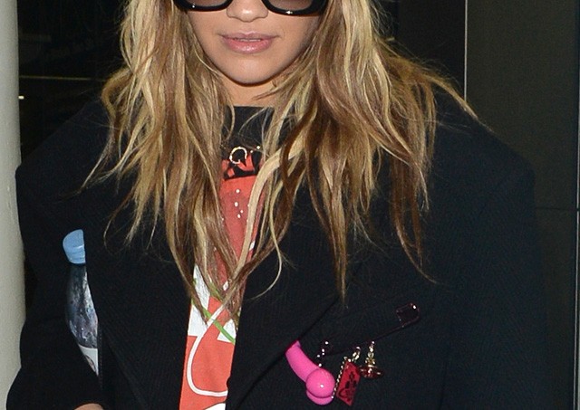 Rita Ora péniszalakú kitűzője